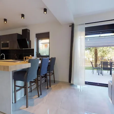 Beachfront - 2 Bedrooms - 4 Guests - Barbecue Labin (Istria)
