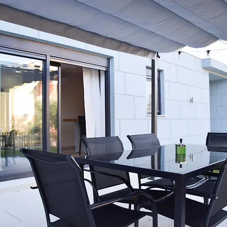 Beachfront - 2 Bedrooms - 4 Guests - Barbecue Apartment