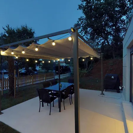 Beachfront - 2 Bedrooms - 4 Guests - Barbecue *